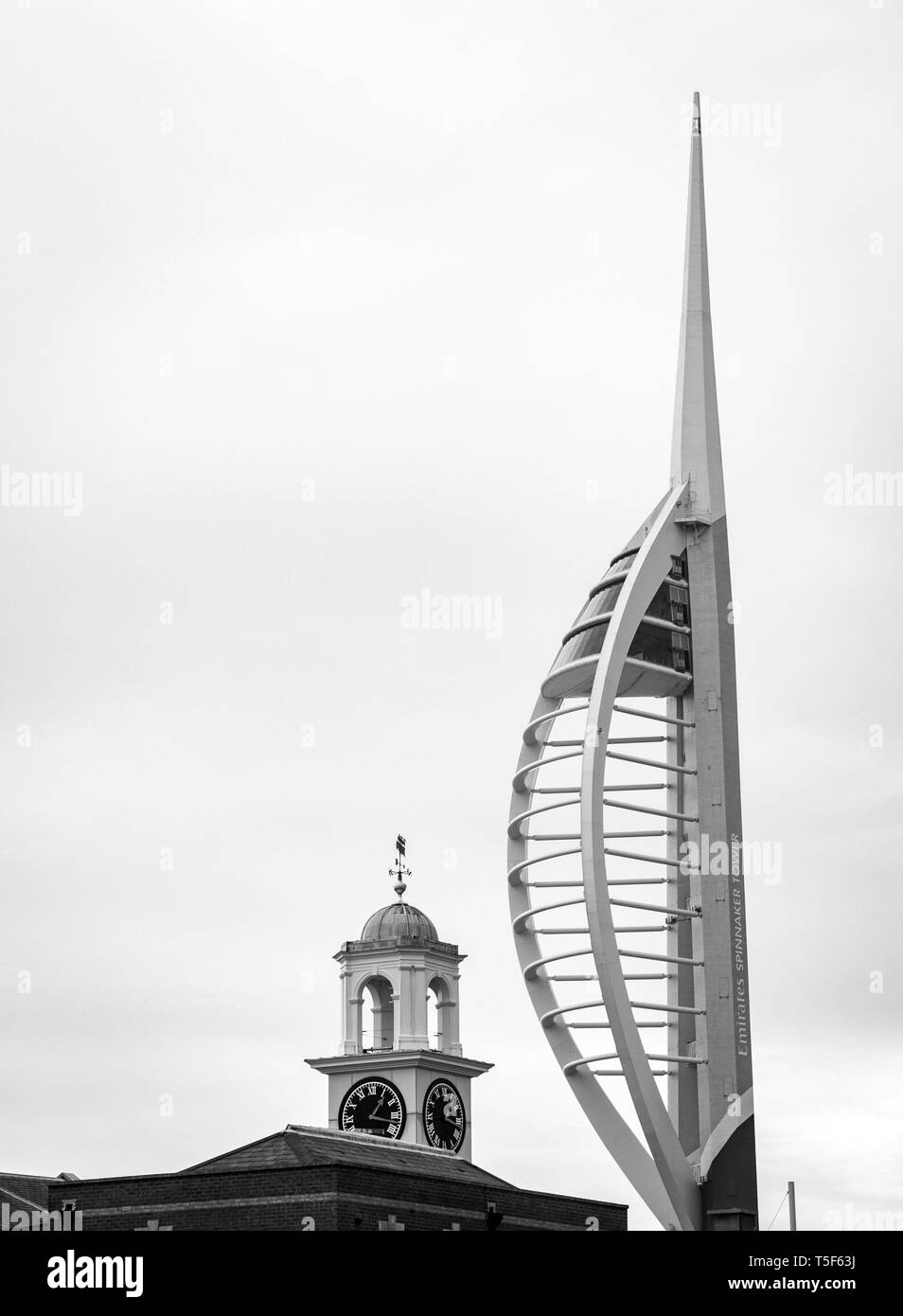 Vue de la tour Spinnaker et l'immeuble Vulcan tour de l'horloge, Portsmouth, Hampshire, Royaume-Uni Banque D'Images