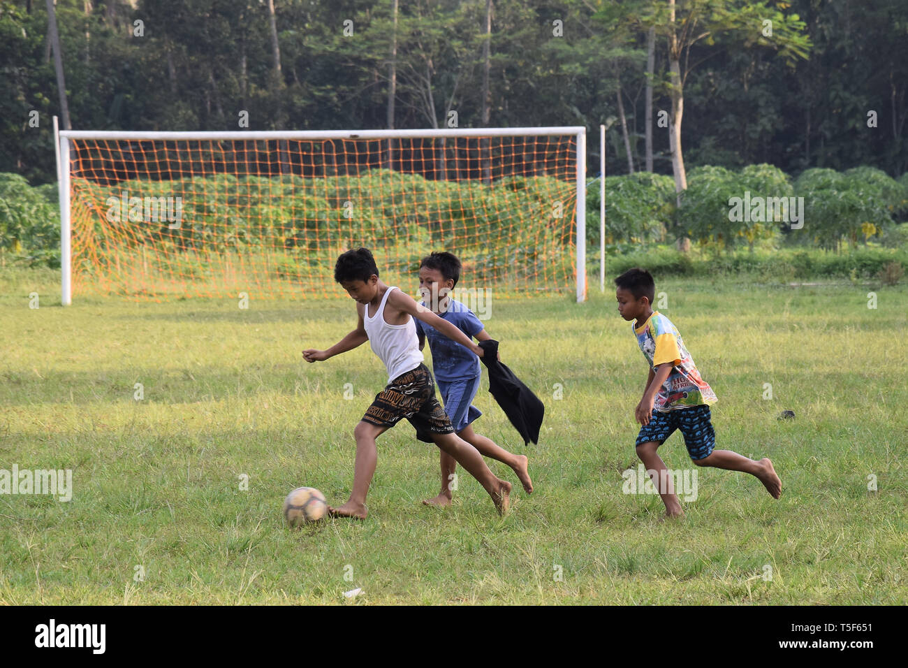 La fièvre de la Coupe du monde à des régions éloignées du pays, village enfants vraiment profiter de jouer au football avec leurs amis Banque D'Images