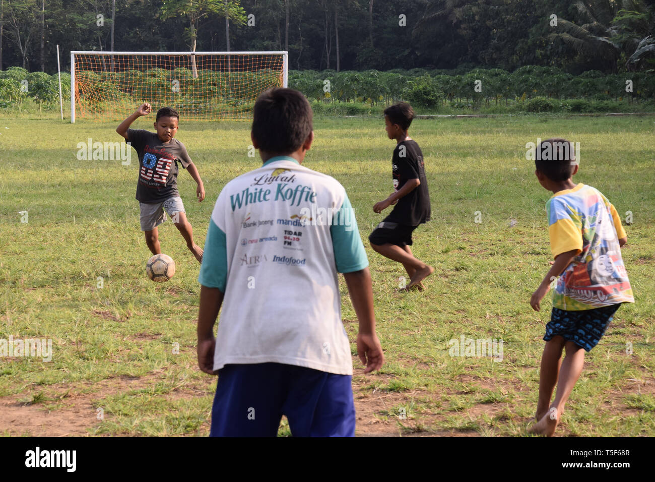 La fièvre de la Coupe du monde à des régions éloignées du pays, village enfants vraiment profiter de jouer au football avec leurs amis Banque D'Images