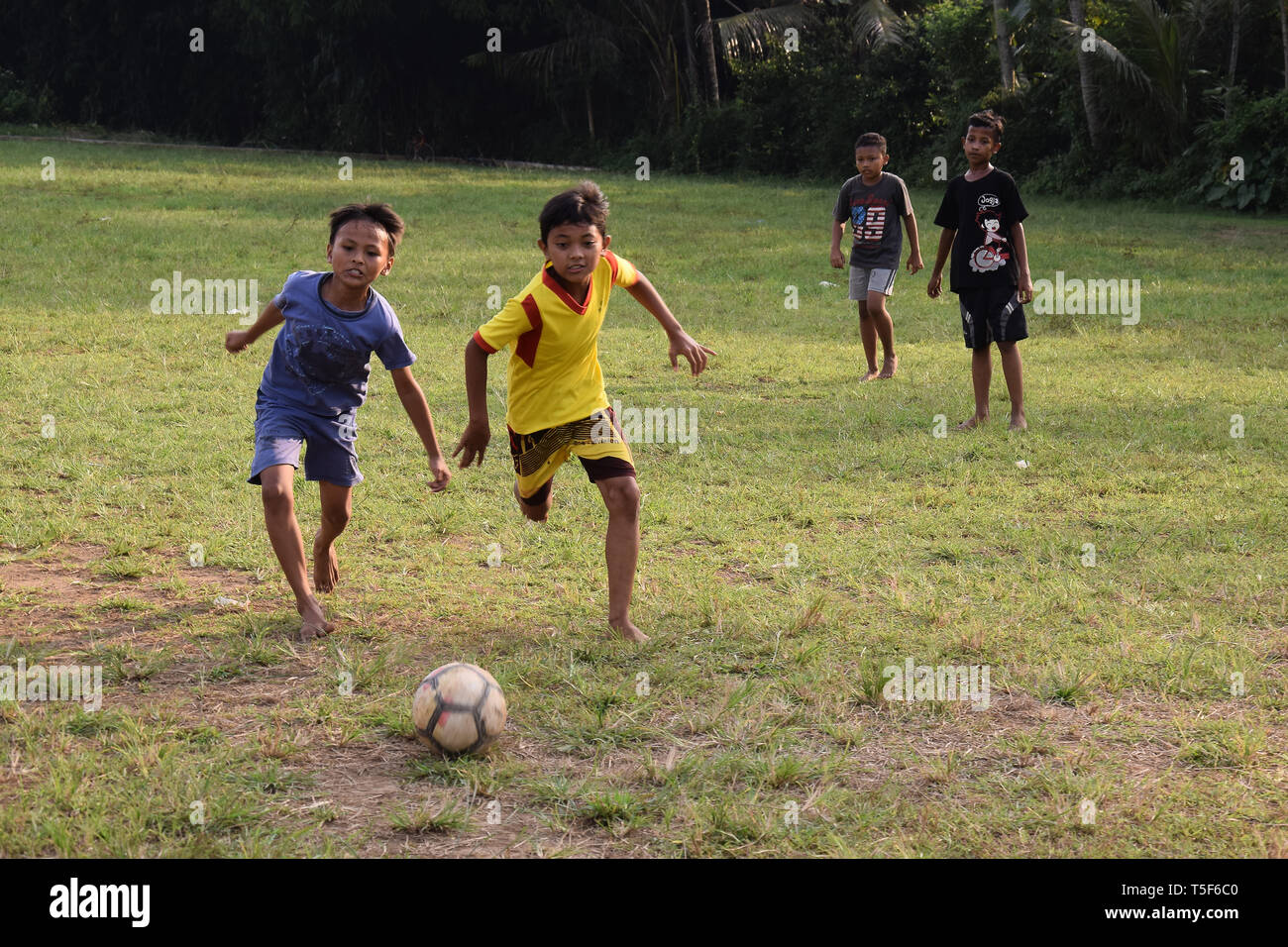 La fièvre de la Coupe du monde à des régions éloignées du pays, village enfants vraiment profiter de jouer au football avec leurs amis Banque D'Images
