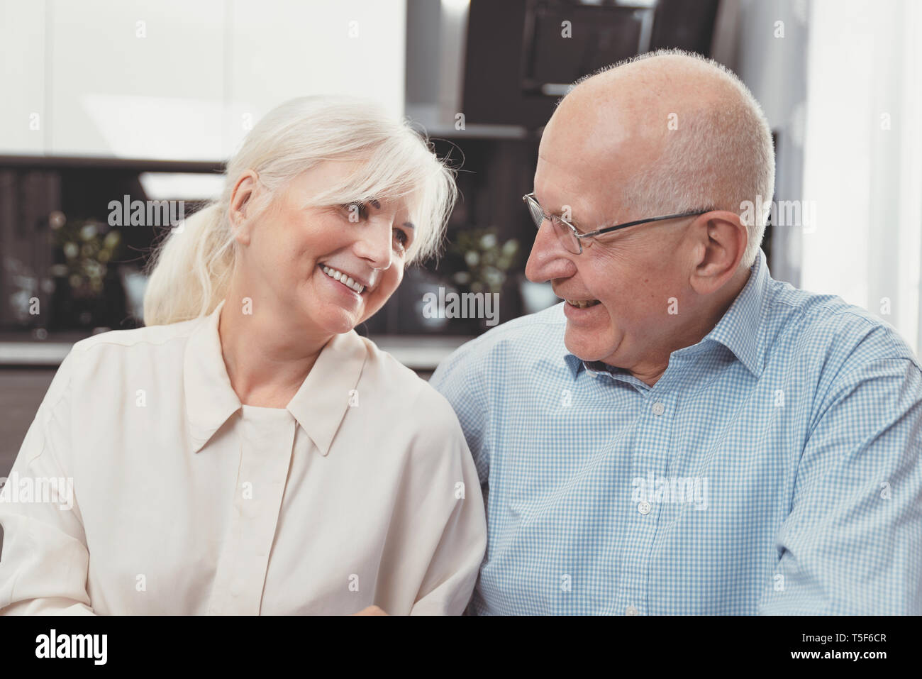 Couple heureux à la maison. La retraite senior couple style de vie concept Banque D'Images