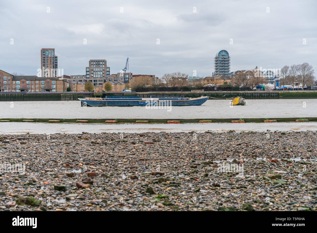 Londres, Royaume-Uni - 05, mars 2019 : Le Port de London Authority chaland servant au transport de matériaux en vrac et des déchets pour le recyclage et le retraitement. Banque D'Images
