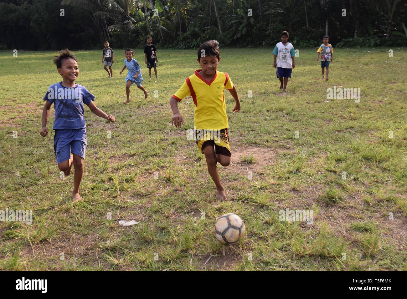La fièvre de la Coupe du monde à des régions éloignées du pays, village enfants vraiment profiter de jouer au football avec leurs amis Banque D'Images