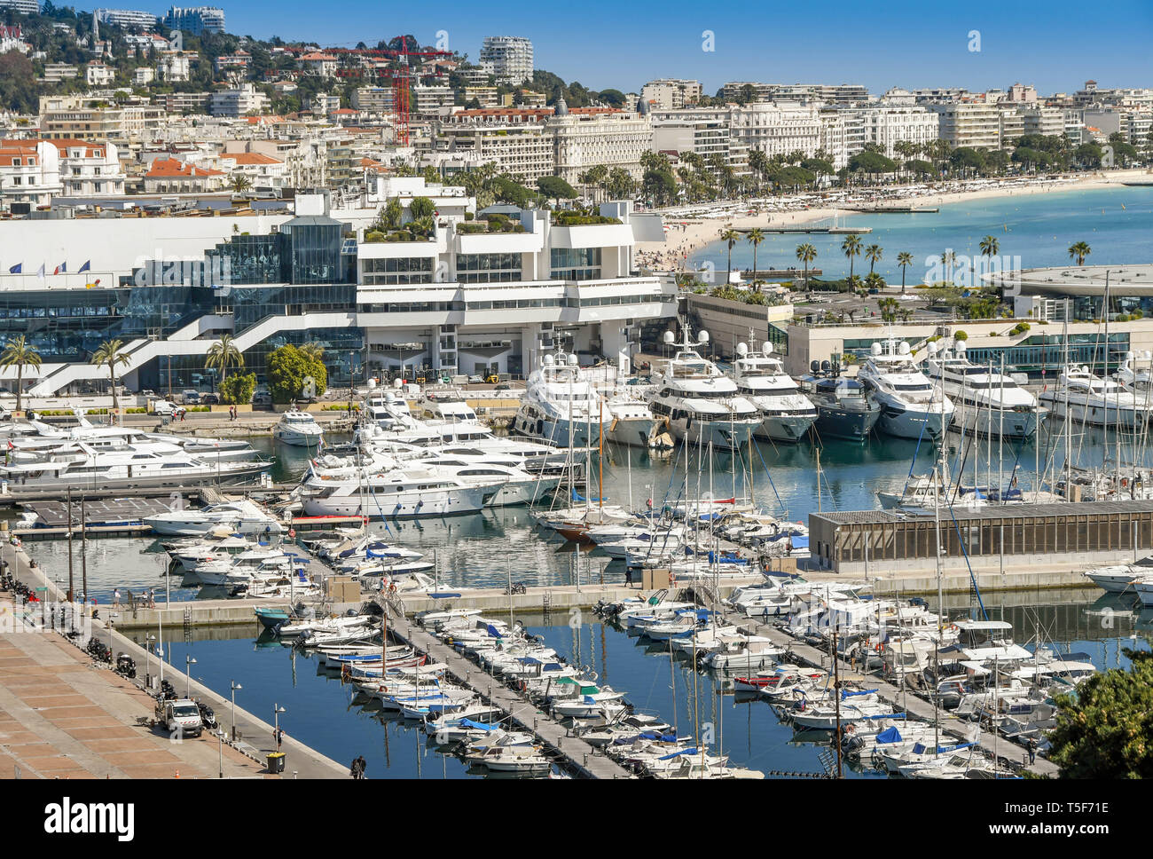 CANNES, FRANCE - AVRIL 2019 - Vue sur le port de plaisance dans la baie de Cannes avec en arrière-plan. Banque D'Images