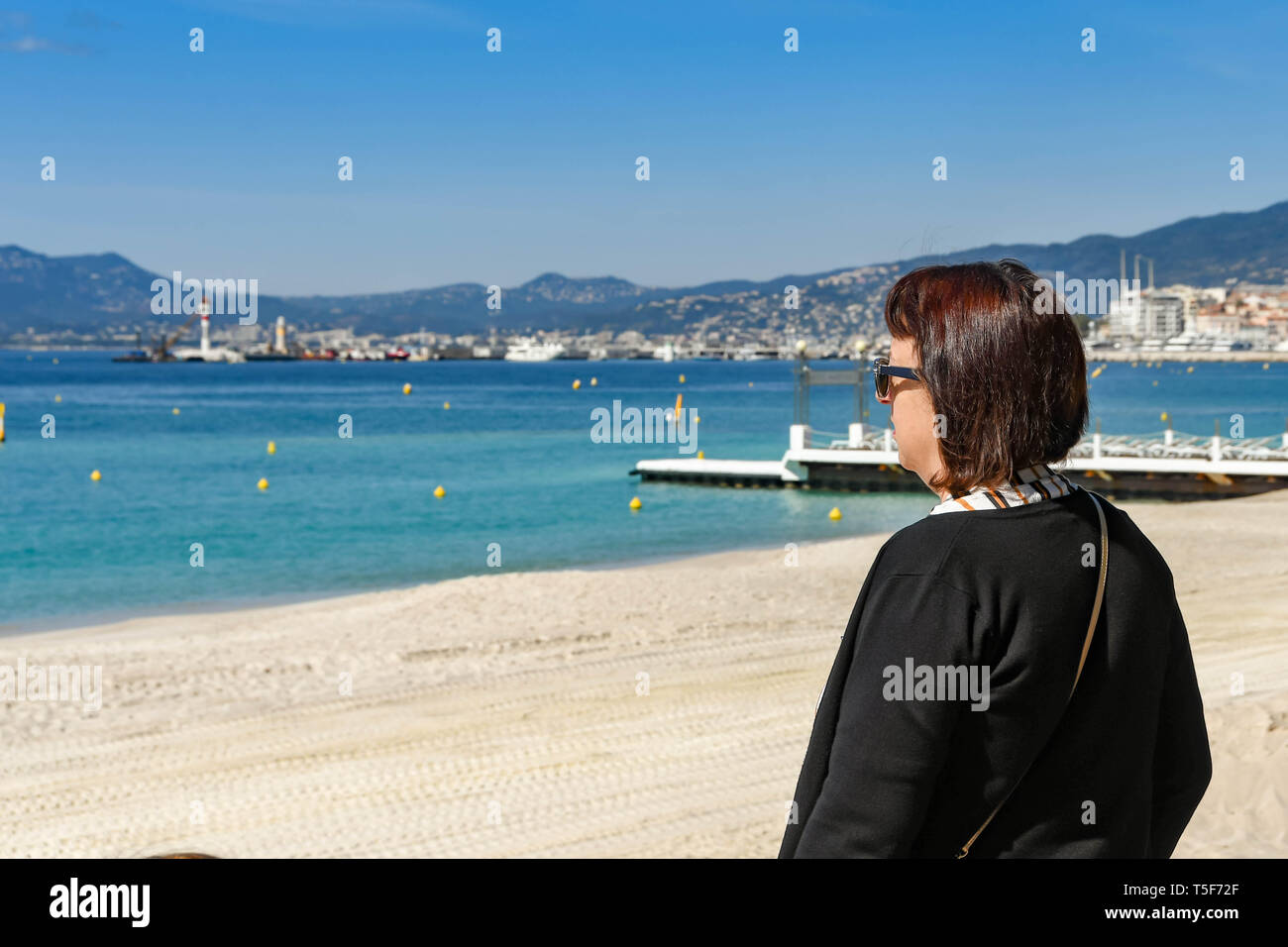 CANNES, FRANCE - Avril 2019 : personne debout sur la promenade de Cannes sur la côte d'Azur avec vue sur la baie. Banque D'Images