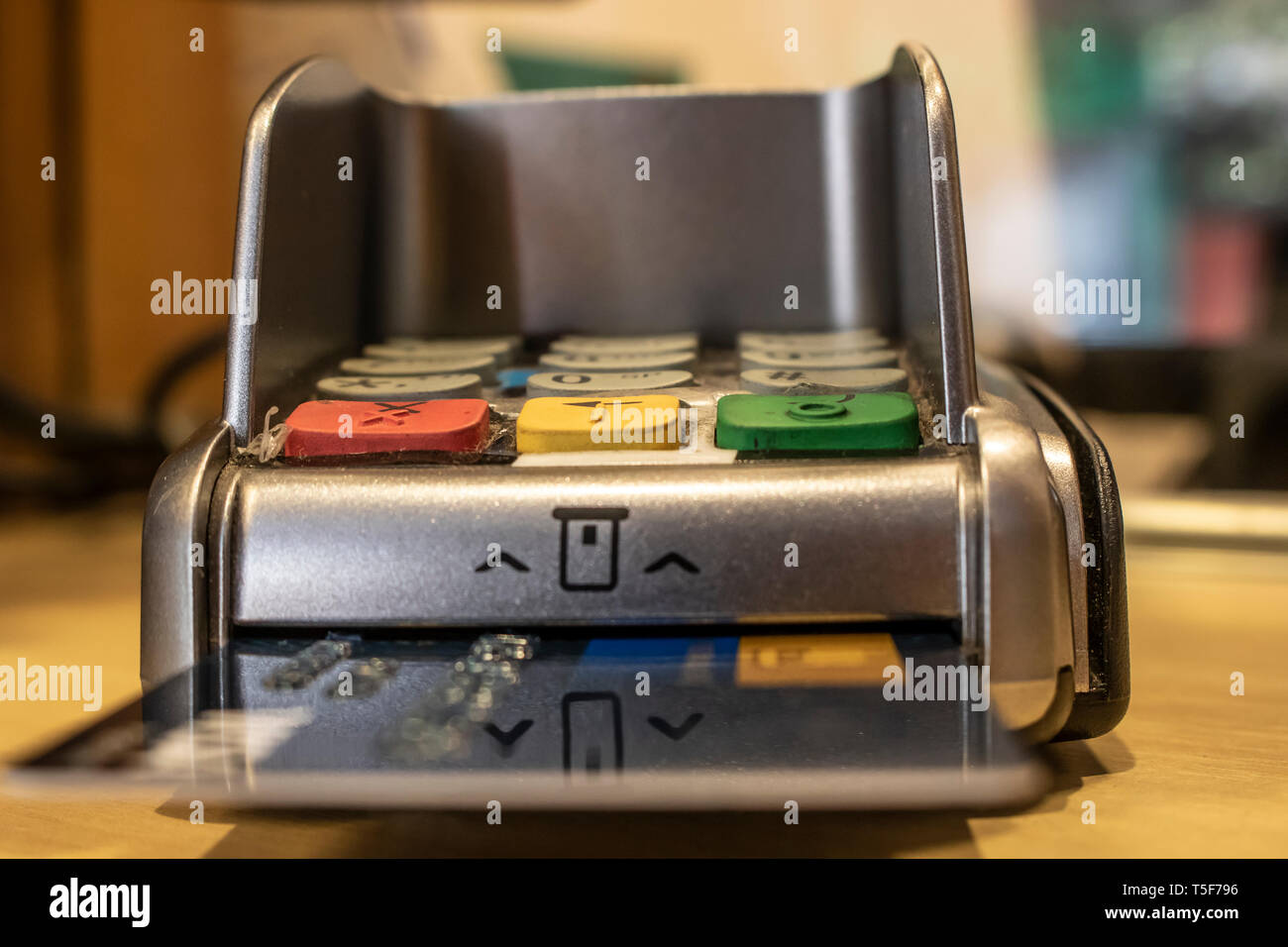 Sao Paulo, Brésil, le 17 janvier 2019. Terminal machine de carte de crédit et carte de crédit Visa pour le paiement au magasin au Brésil Banque D'Images
