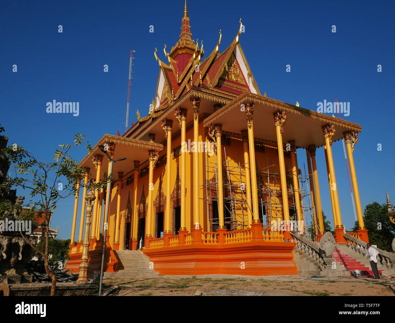 Le nouveau temple de la Pagode Wat Kampong Thom, presque complet et lumineux de couleur orange et or. Kampong Thom, au Cambodge. 19-12-2018. Banque D'Images