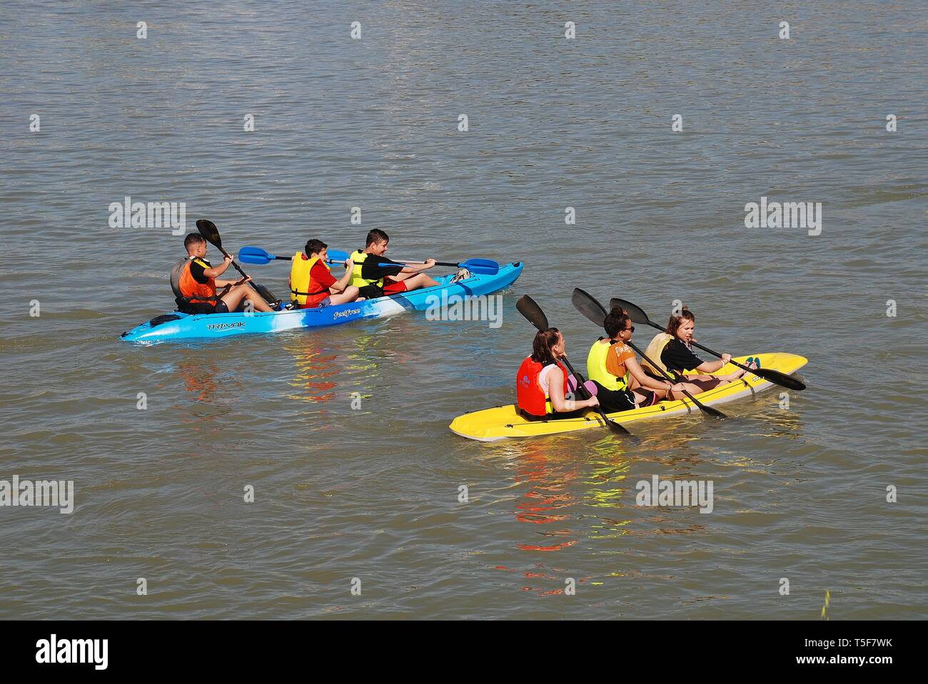 Les jeunes du kayak sur la rivière Guadalquivir à Séville, Espagne, le 3 avril 2019. La rivière est utilisée pour une variété d'activités récréatives. Banque D'Images