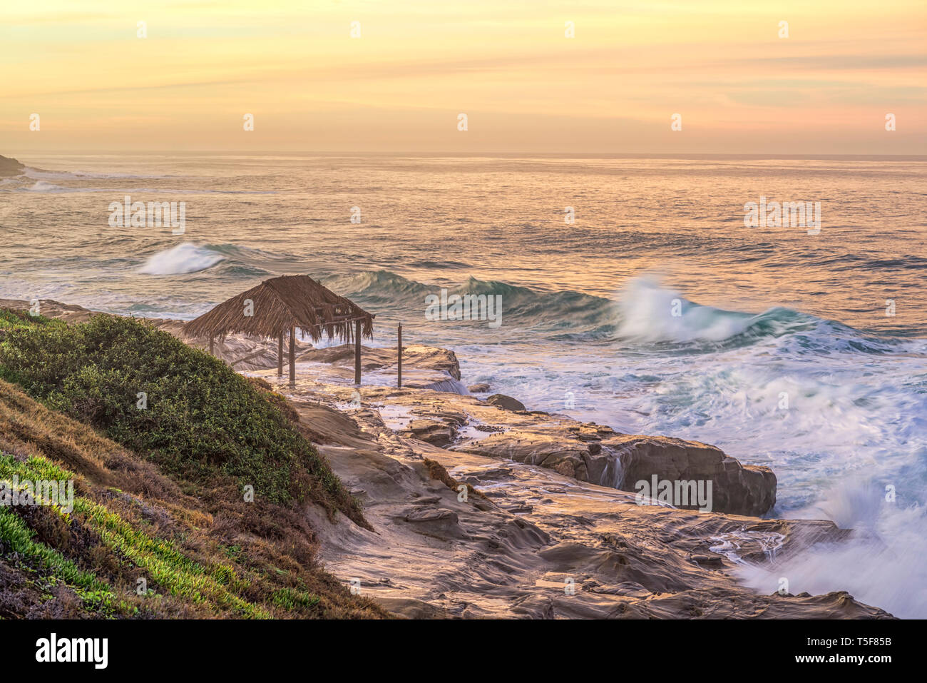 Plage de Windansea lever du soleil à la côte. Vue de la Cabane de Surf. Banque D'Images