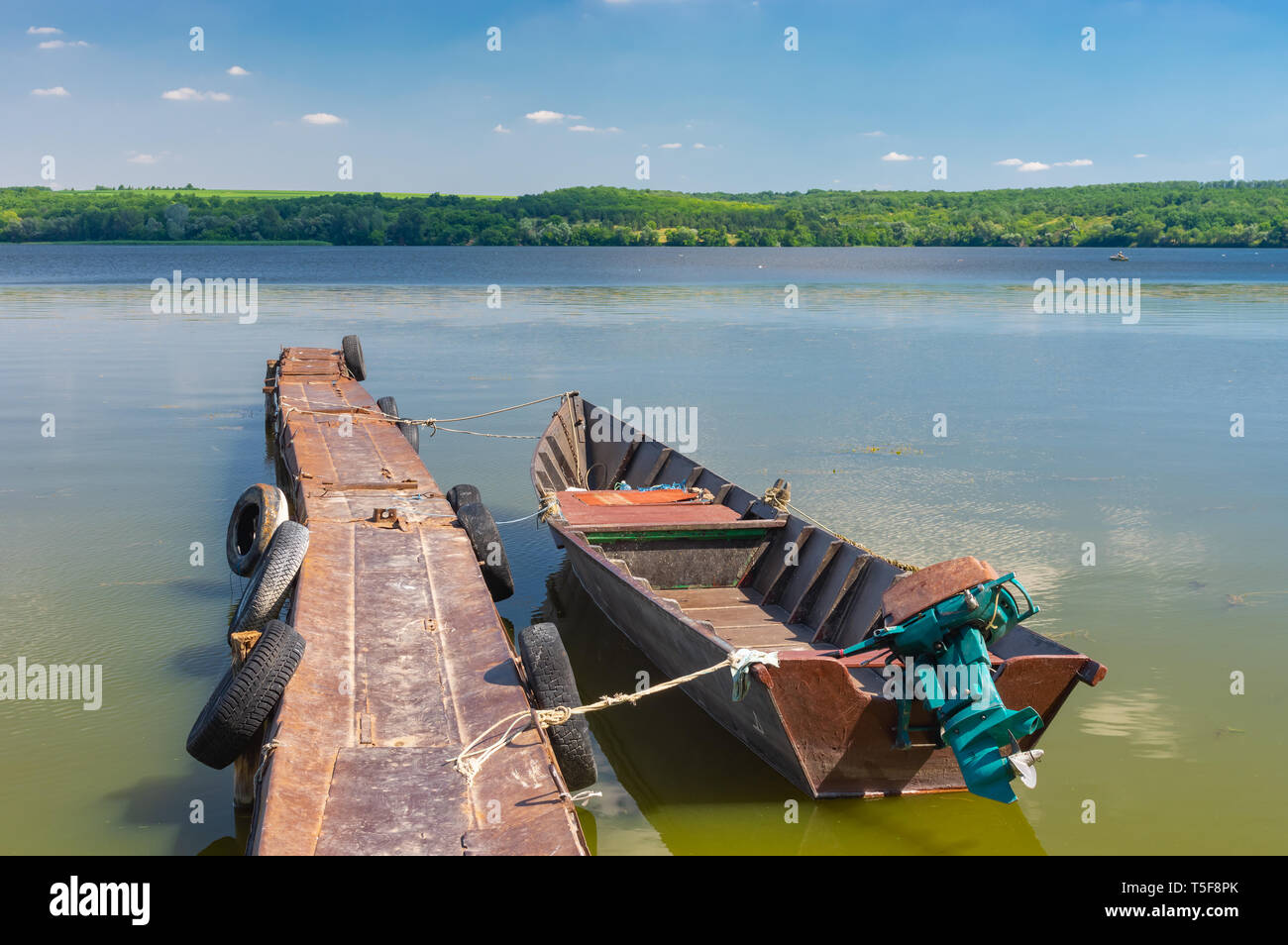 Ancien moteur bateau près de rusty jetée sur un Dniepr au centre de l'Ukraine Banque D'Images