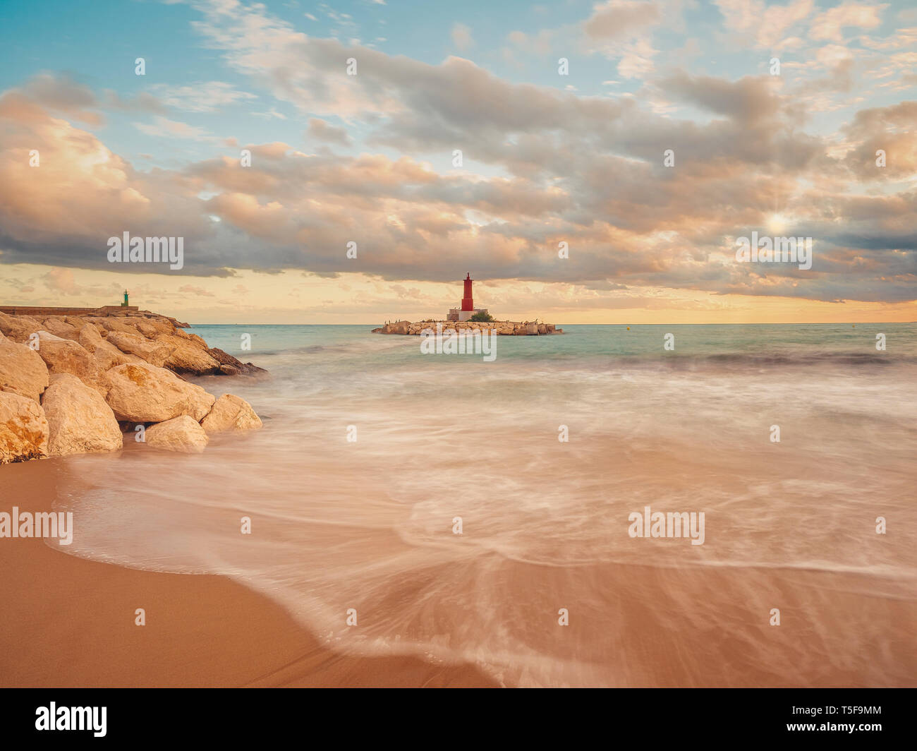 Rayons de soleil sur le phare o Villajoyosa Alicante Espagne Banque D'Images
