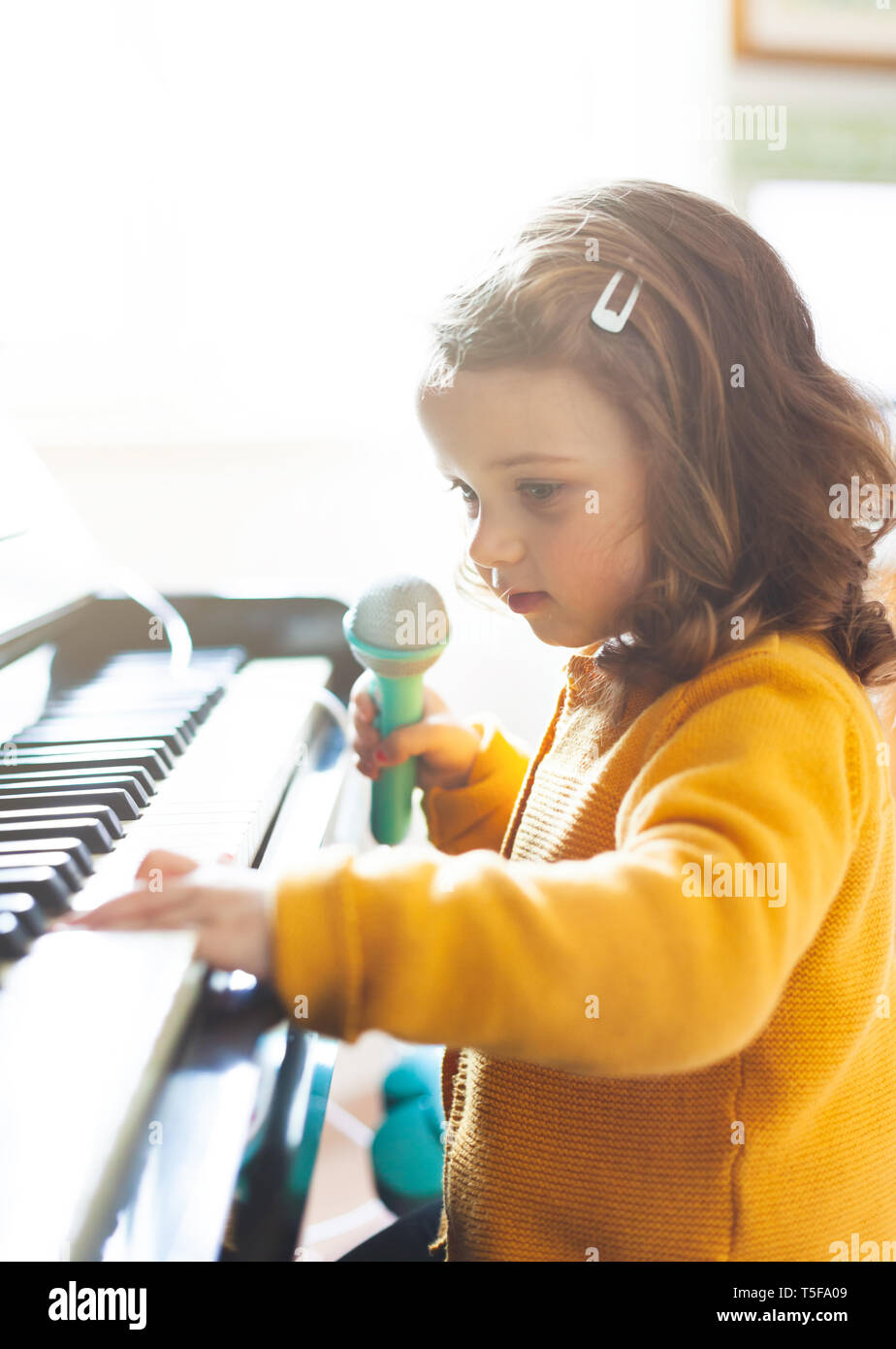 Une Femme Chante Et Joue D'un Piano Électronique Et Tient Un Blog