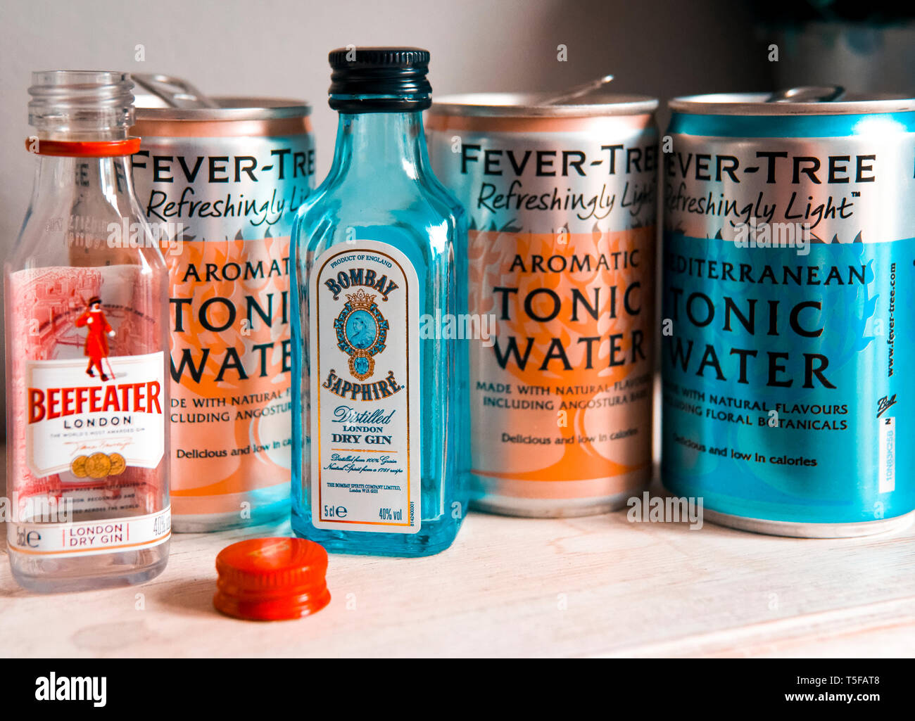 La bouteille vide de Gin Beefeater et le Gin Bombay Sapphire avec boîtes vides de l'Eau Tonique Fever-Tree Banque D'Images