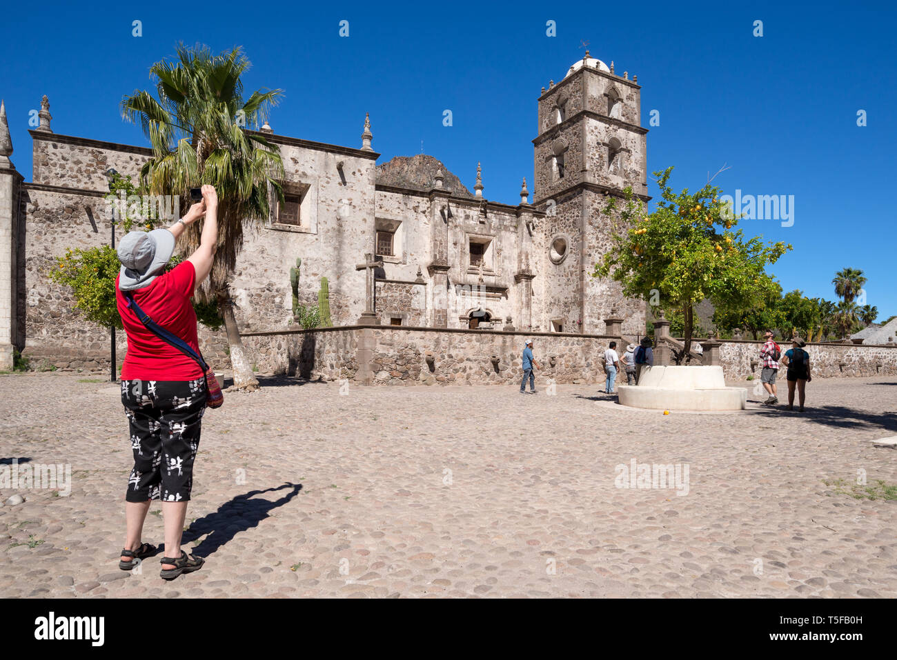 Les touristes à l'historique Misión San Francisco Javier de Viggé-Biaundó à San Javier, BCS, Mexico. Banque D'Images