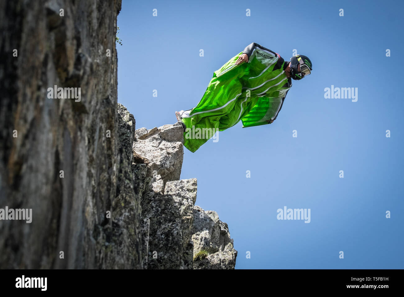 CHAMONIX, France - 05 juillet : un saut d'un sauteur d'une falaise en France, Auvergne, Rhône-alpes, Chamonix, France le 5 juillet 2015 à Chamonix (France). (Photo de Fred Marie/Art in All of Us/Corbis via Getty Images) Banque D'Images