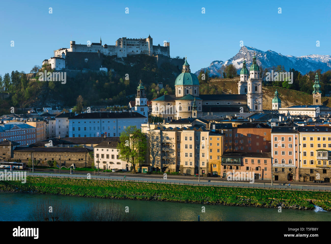 Altstadt Salzbourg, vue de la vieille ville historique de trimestre et château (Festung Hohensalzburg) situé sur la colline Monchsberg dans Salzbourg, Autriche. Banque D'Images