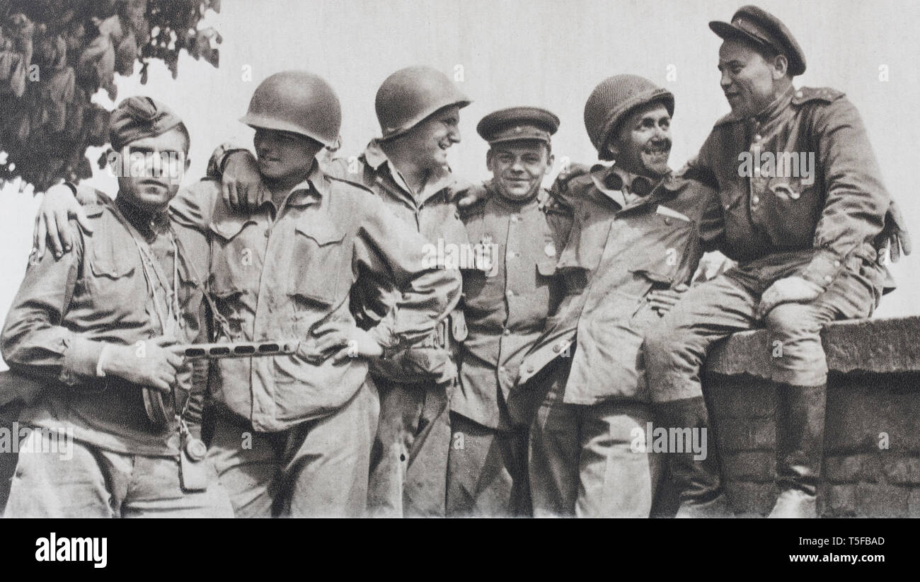 Rencontrez Torgau (1945). Les soldats américains et des soldats russes fraterniser après leur rencontre sur l'Elbe, à 140 km au sud de Berlin. Banque D'Images