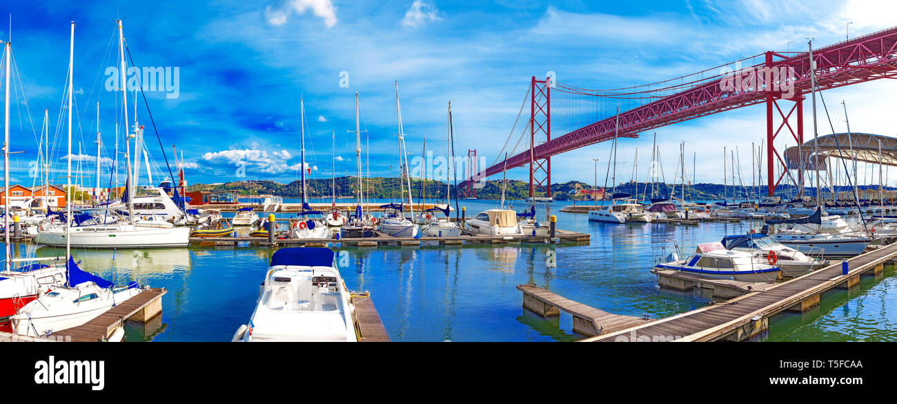 Paysage urbain de Lisbonne et du port. Loisirs et divertissement au Portugal.bateaux, voiliers et yachts dans le port.Bridge du 25 avril à Lisbonne. Banque D'Images