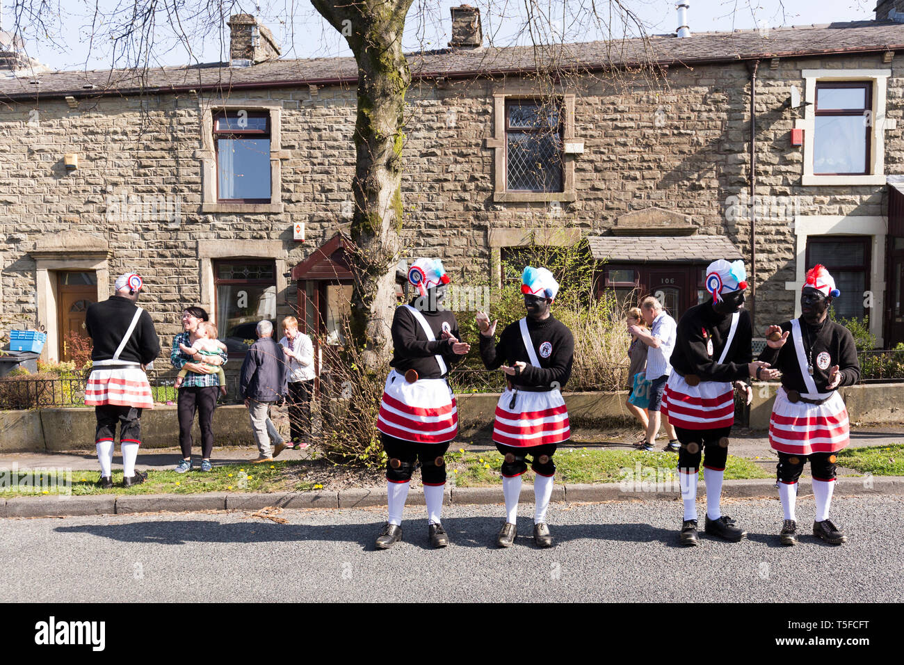 © Chris Bull. 20/4/19 Bacup , Lancashire, Angleterre. Le Coconutters Morrismen du Britannia limite de frontière dans la danse Bacup , Lancashire (aujourd'hui samedi 20 avril 2019). Dans une tradition remontant à des centaines d'années, chaque samedi de Pâques l'morrismen ont exécuté des danses païennes pour accueillir le printemps et éloigner les mauvais esprits de l'hiver. Le nom Coconutters vient à partir du moment où les mineurs de charbon devrait porter les coquilles de noix de coco sur les genoux pour la protection dans les fosses. Ils noircissent leurs visages pour les dissimuler des mauvais esprits et à tenir compte de l'exploitation du charbon les traditions de la région. Banque D'Images