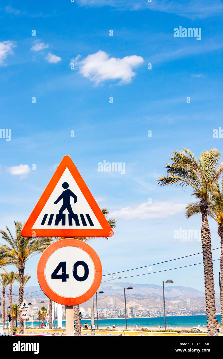 Limite de vitesse et la signalisation des passages pour piétons par la plage à Alicante Espagne Banque D'Images