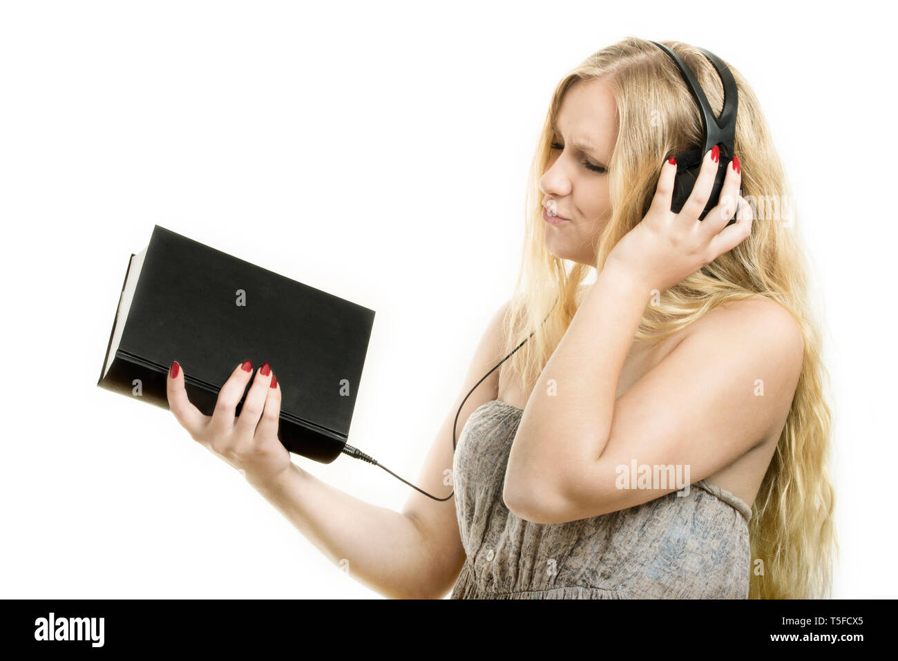 Livre audio l'idée - une jeune femme avec un casque connecté à la réserve Banque D'Images