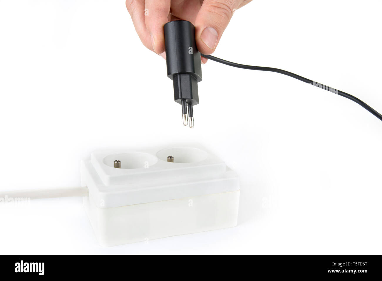 Chargeur de smartphone fiche dans la prise Banque D'Images