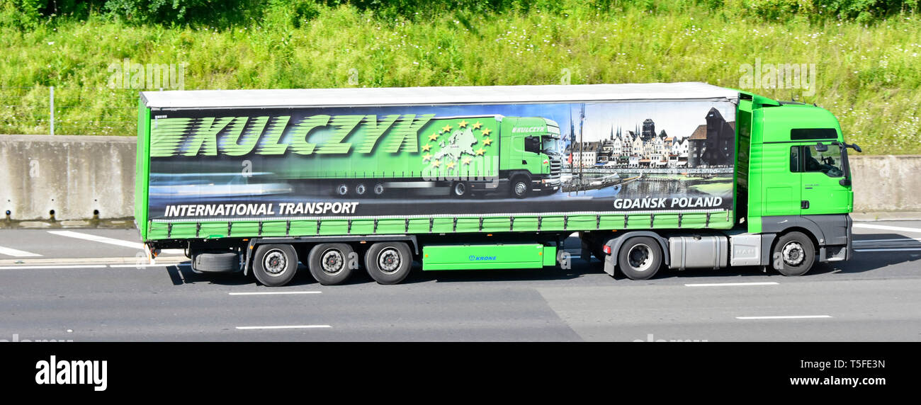 Du côté polonais vert commerce international des poids lourds camions transport camion avec la publicité pour Gdansk Pologne voir & carte de l'UE sur la remorque de la conduite sur autoroute britannique Banque D'Images