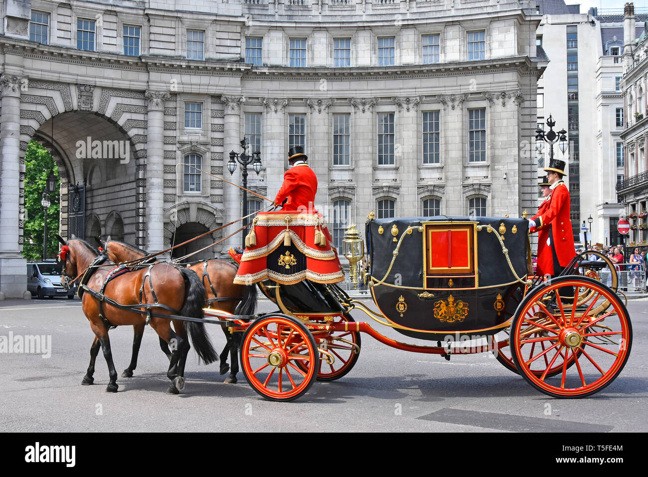 L'état du chariot tiré par des chevaux de Landau à l'Admiralty Arch avec coachman & valet en uniforme après le transport des dignitaires diplomatique London UK Banque D'Images