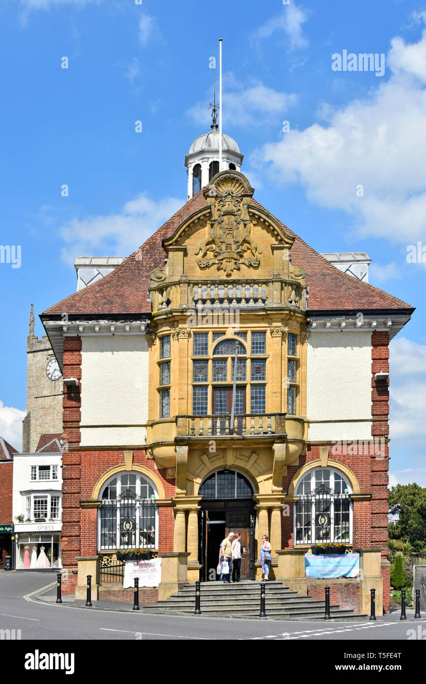Ancien hôtel de ville victorienne Marlborough bâtiment classé historique dans rue principale de marché anglais town sur occupation A4 & junction Wiltshire England UK Banque D'Images