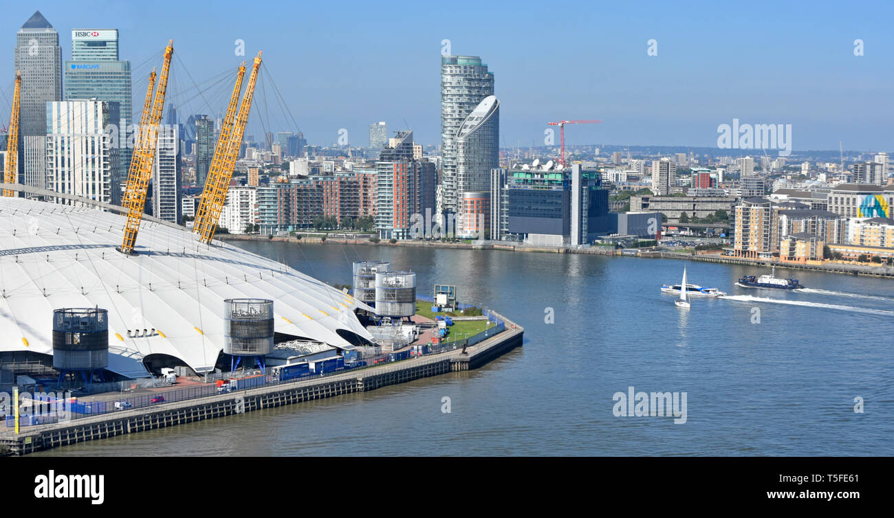 Vue aérienne du paysage urbain au bord de la Rivière Thames Rivière moderne de développement des capacités dans le secteur riverain et London Canary Wharf cityscape skyline London UK Banque D'Images