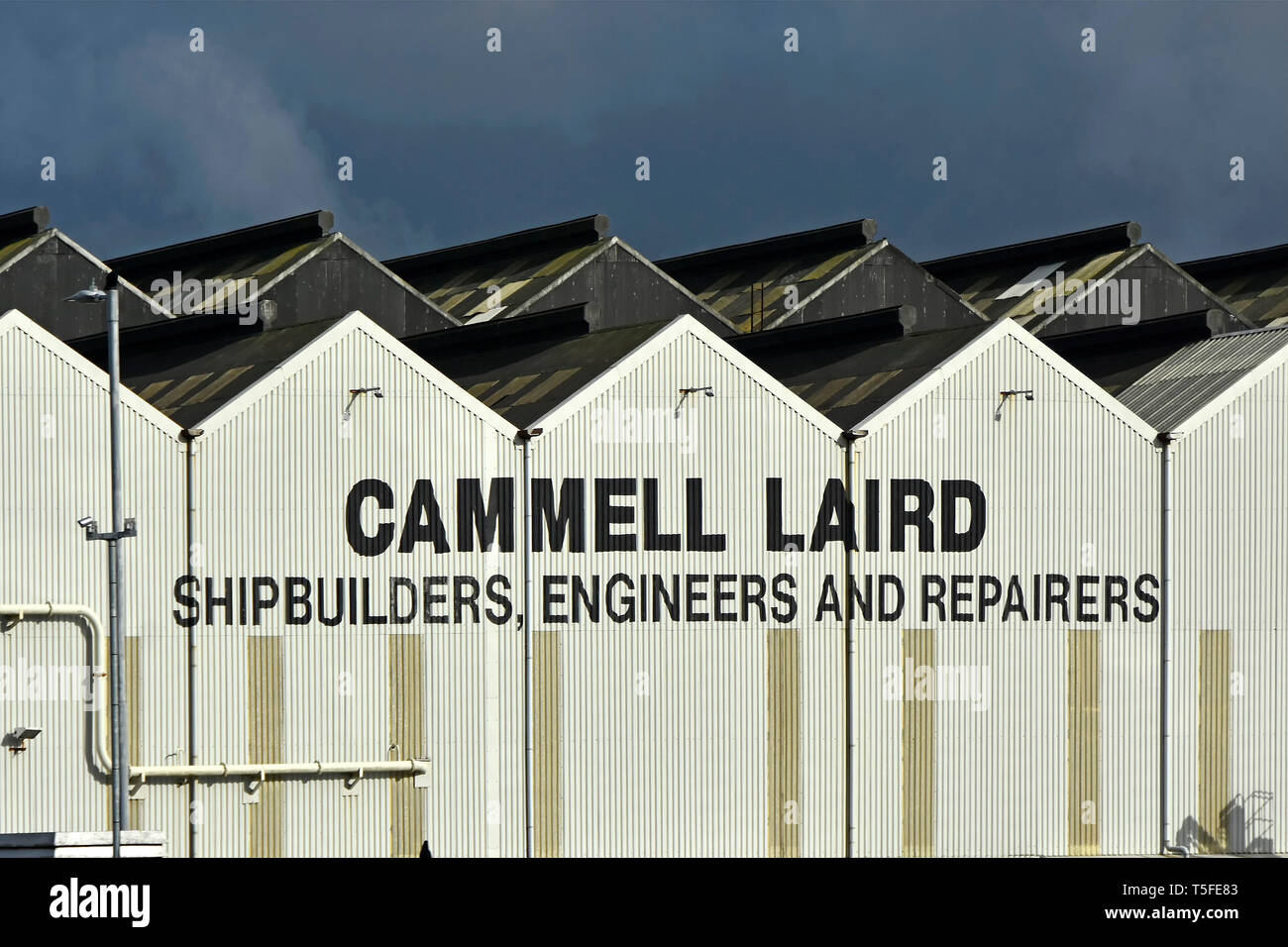 Locaux commerciaux industriels & connexion Cammell Laird ship builder Engineering & Construction des hangars de réparation Mersey Birkenhead Merseyside England UK Banque D'Images