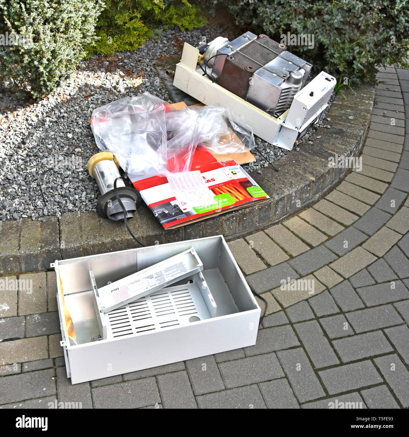 Vieux Chauffage central gaz domestique & boîtier avec l'emballage de nouvelle chaudière à condensation Intergas en attente d'installation d'élimination des ordures UK Banque D'Images
