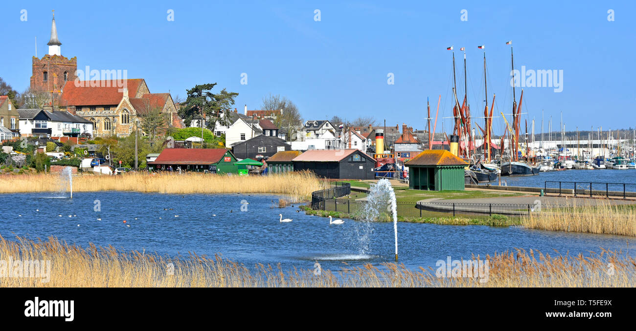 Étang et fontaine paysage dans le parc à côté de la promenade de l'estuaire de la rivière Blackwater d'église et des mâts de Thames barges à au-delà à Maldon Essex England UK Banque D'Images