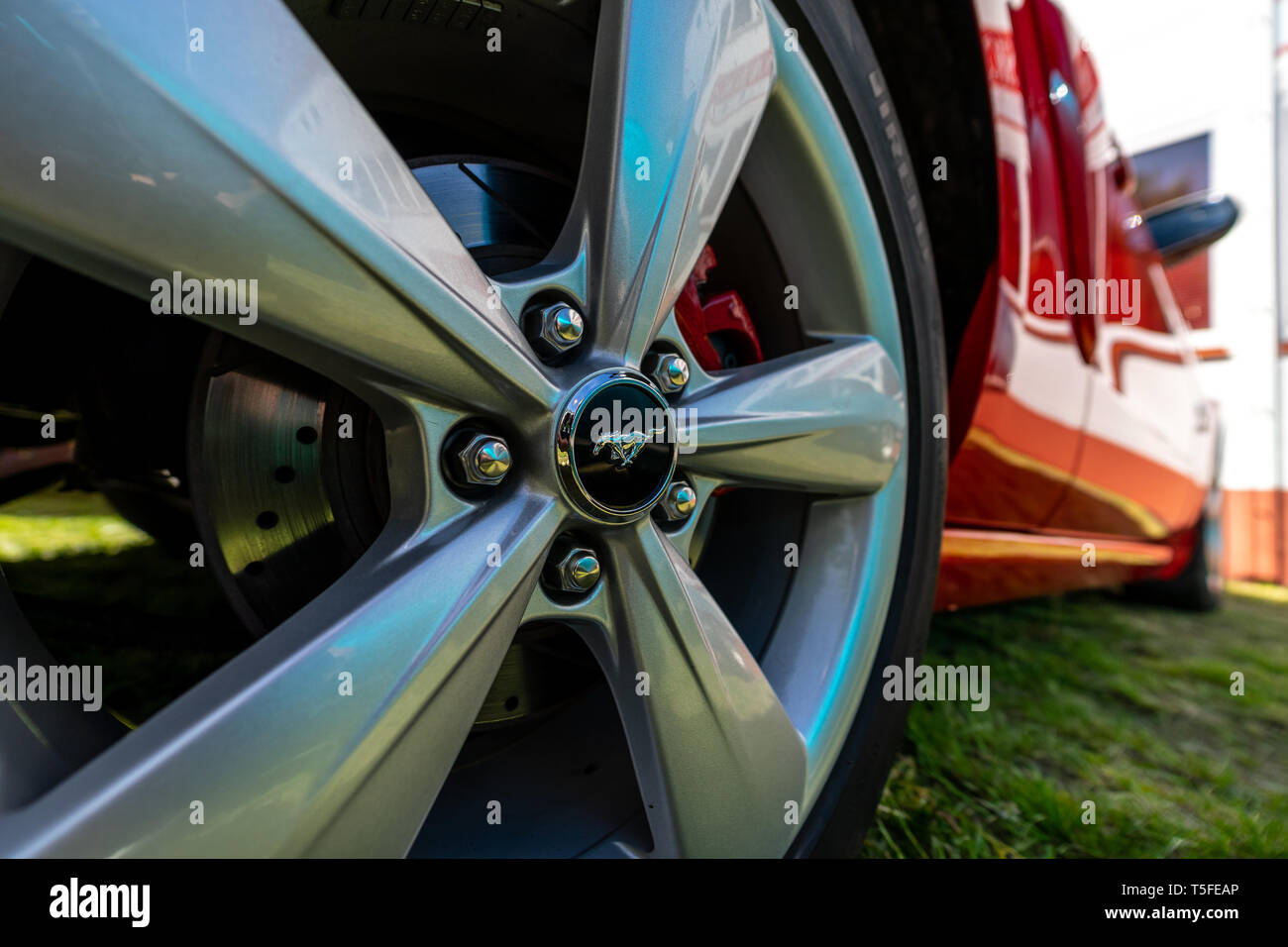 BERLIN - 05 MAI 2018 : la roue de la Pony car Ford Mustang , close-up. Banque D'Images