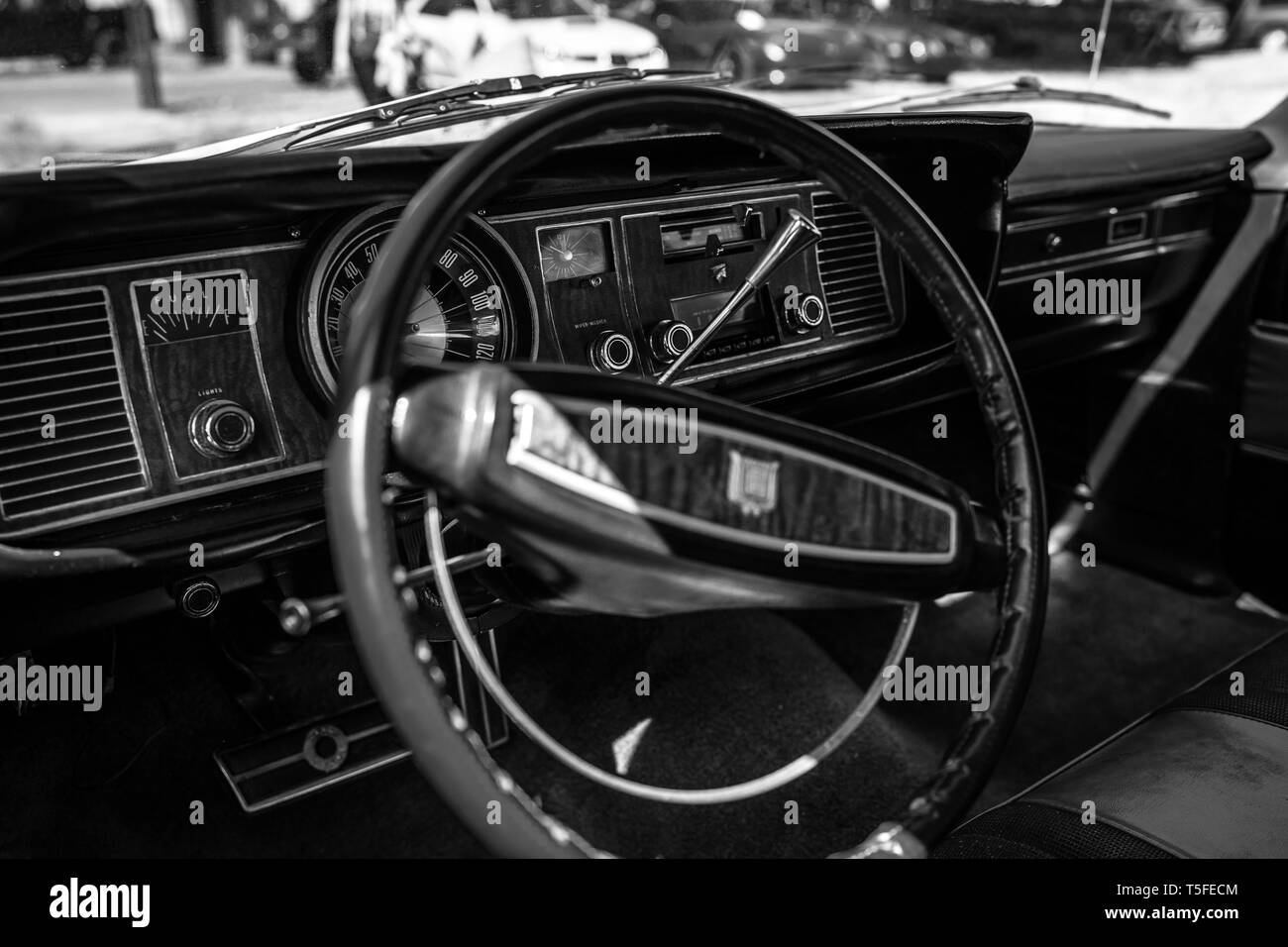 BERLIN - 05 MAI 2018 : Intérieur de la berline Mercury Grand Marquis Colony Park. Noir et blanc. Banque D'Images