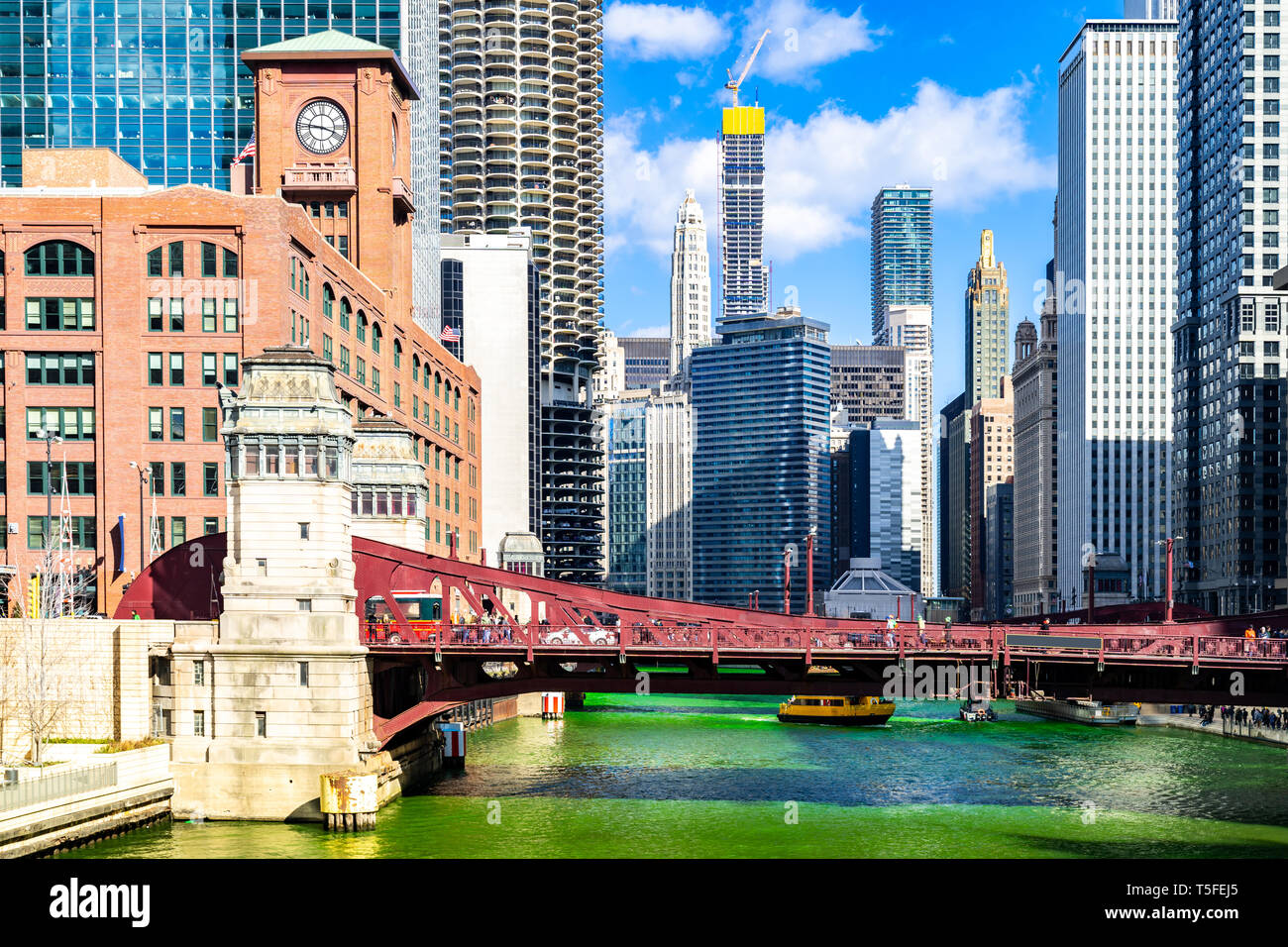 L'horizon de Chicago situé le long de la rivière de la teinture verte de la rivière Chicago sur le jour de la Saint Patrick festival à Chicago IL États-unis Banque D'Images