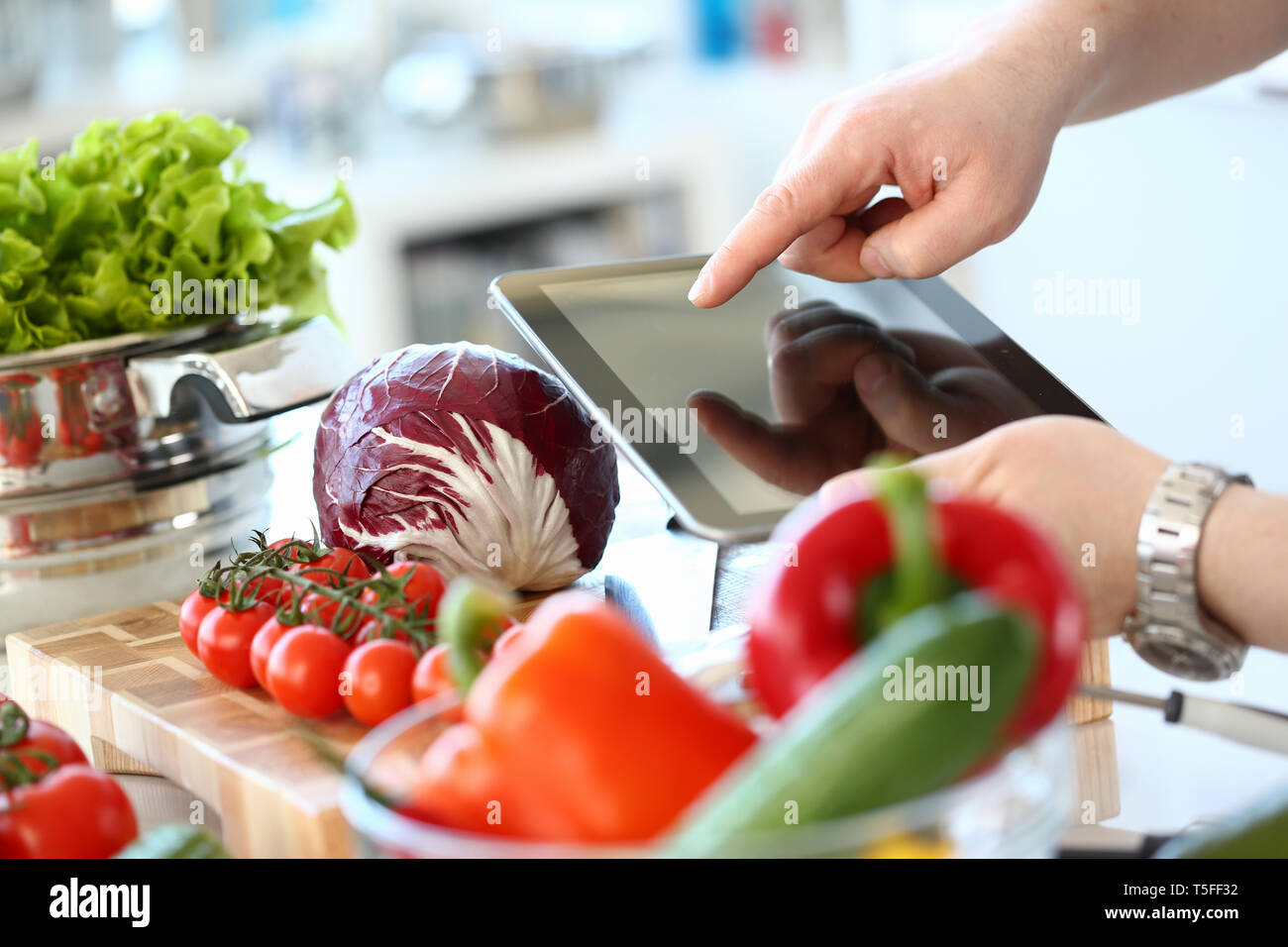 Tablet Showing Vegan Recette de salade de légumes Banque D'Images