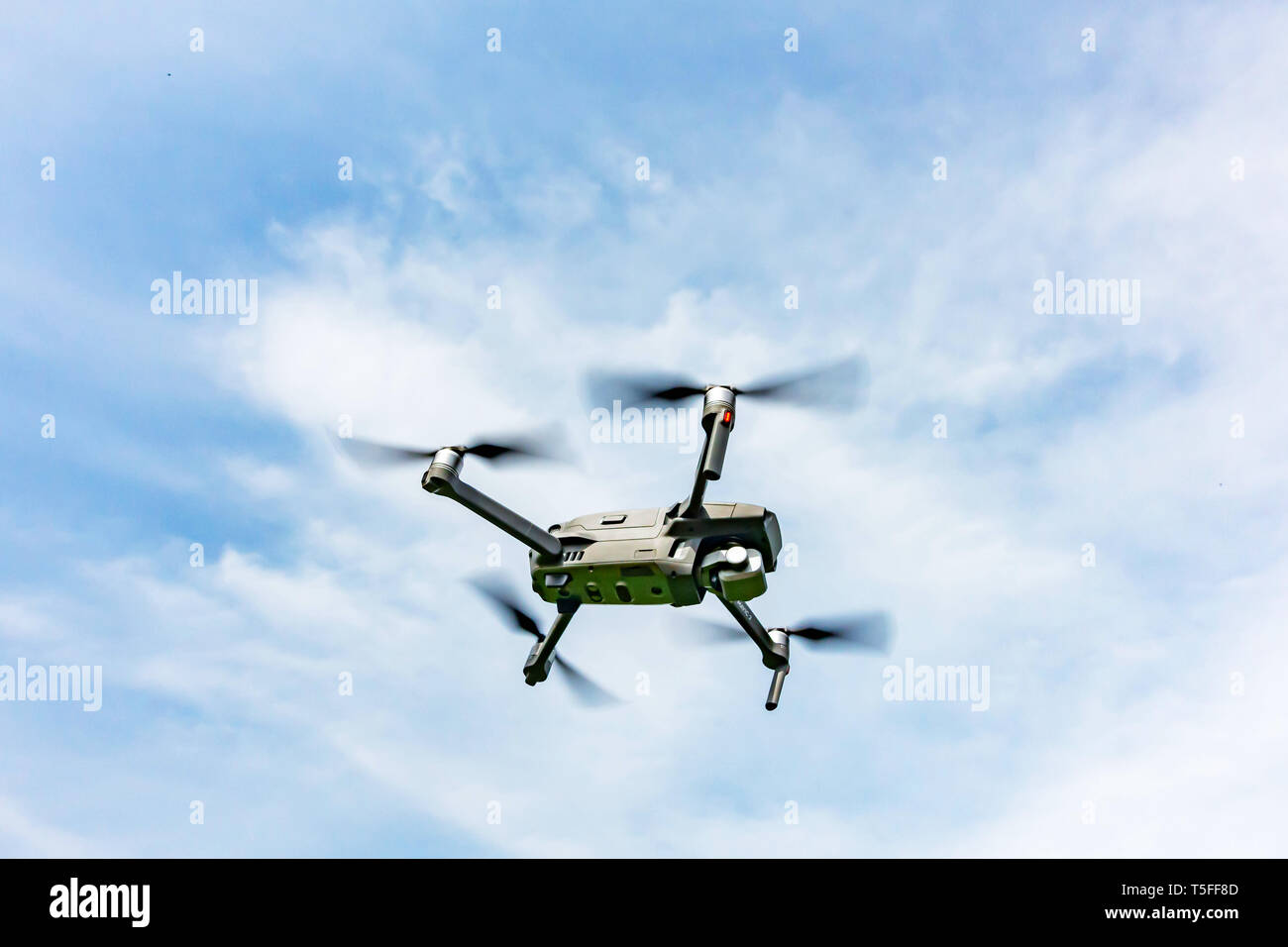 Libre à la recherche jusqu'à un DJI 2 Mavic PRO Drone personnel en vol Banque D'Images