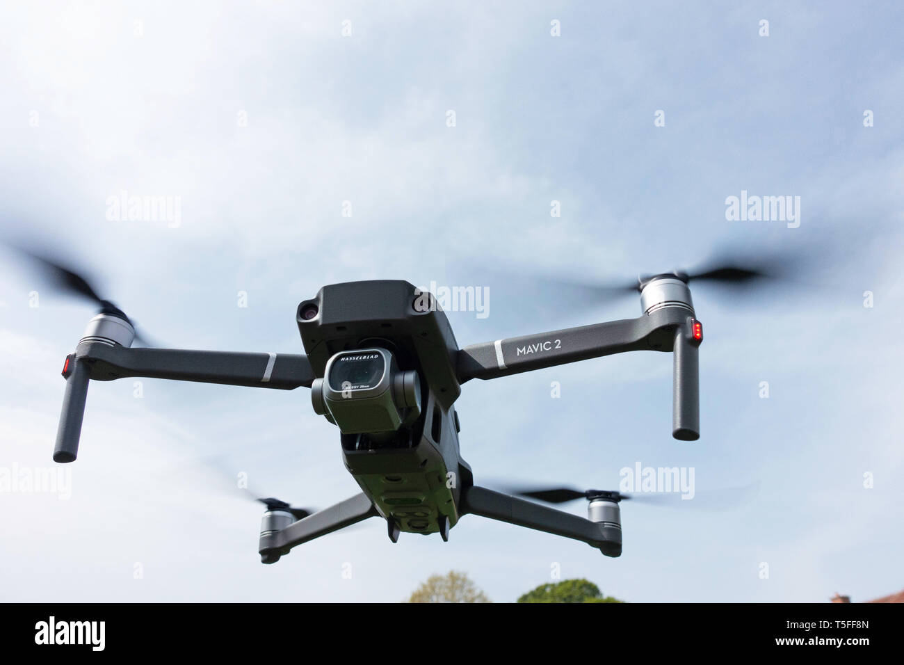 Libre à la recherche jusqu'à un DJI 2 Mavic PRO Drone personnel en vol Banque D'Images