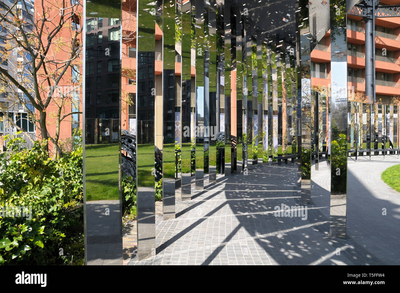 Parc Gasholder à King's Cross, Londres, Angleterre, Royaume-Uni. Allée circulaire avec une série de bandes miroir vertical conçu par Bell Phillips Architectes. Banque D'Images