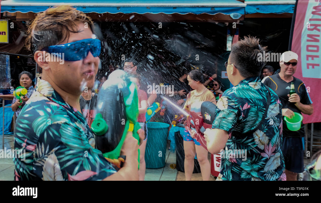 Vu les gens s'amusant avec les pistolets à eau pendant l'événement. Le Songkran Festival, également connu comme le Nouvel An thaï traditionnel, habituellement célébré à la mi-avril. Songkran signifie littéralement de passer ou emménager. Le Songkran Festival est un événement fantastique pour accueillir la nouvelle année. Au cours de cette période, les gens apprécient les divertissements locaux rempli de plaisir et d'amusement. Banque D'Images