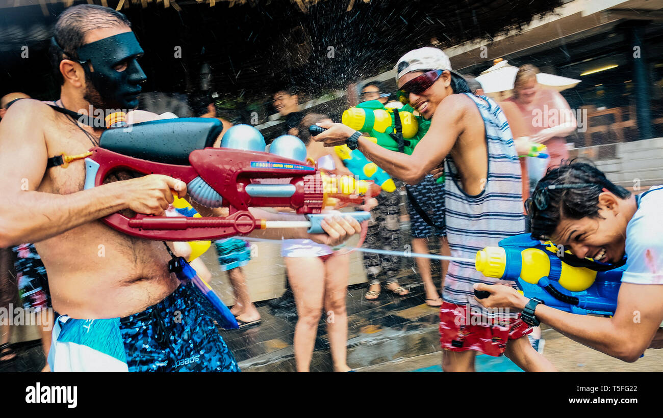 Vu les gens s'amusant avec les pistolets à eau pendant l'événement. Le Songkran Festival, également connu comme le Nouvel An thaï traditionnel, habituellement célébré à la mi-avril. Songkran signifie littéralement de passer ou emménager. Le Songkran Festival est un événement fantastique pour accueillir la nouvelle année. Au cours de cette période, les gens apprécient les divertissements locaux rempli de plaisir et d'amusement. Banque D'Images