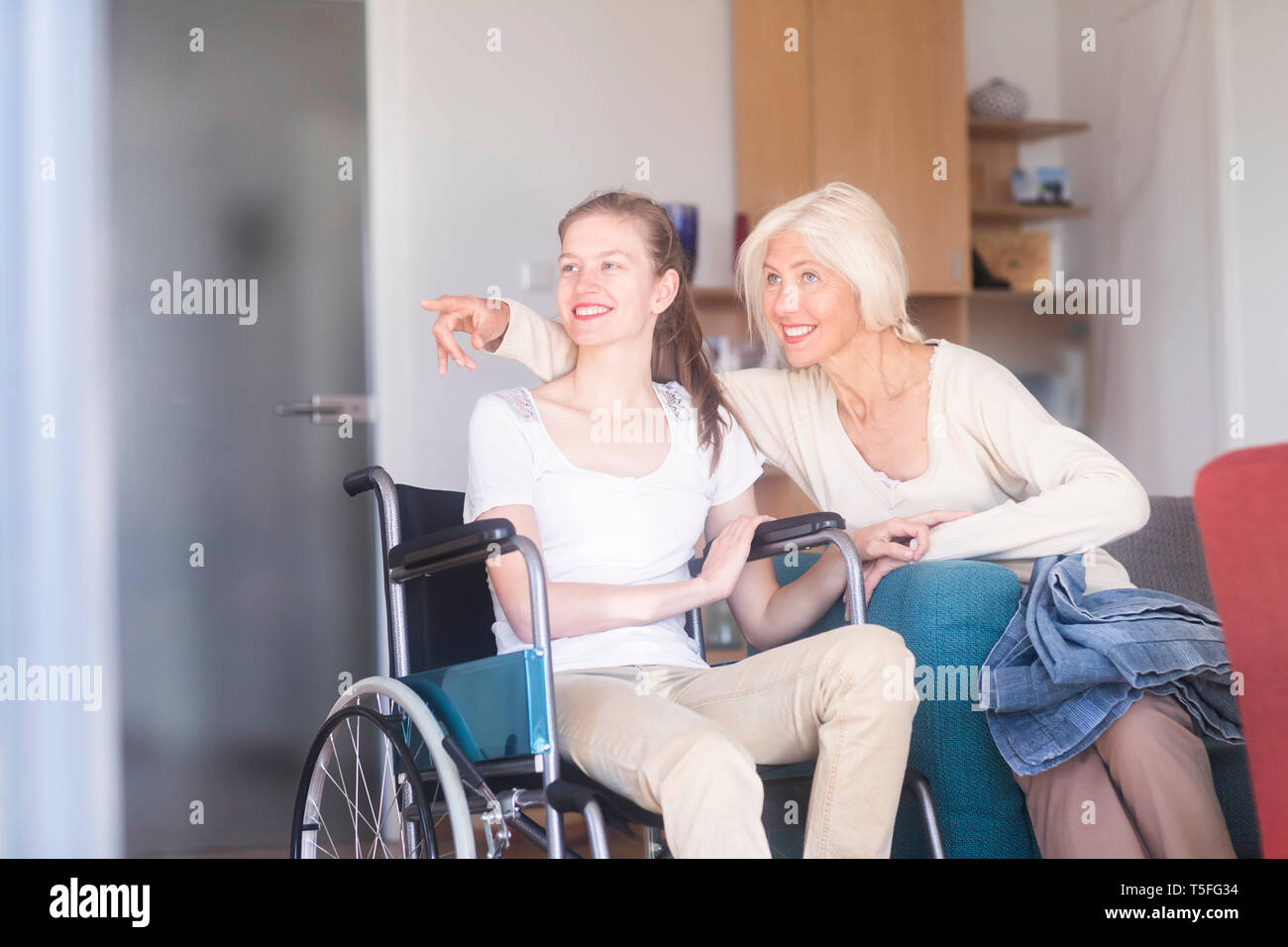 Mère et sa fille dans un fauteuil roulant, doigt Banque D'Images