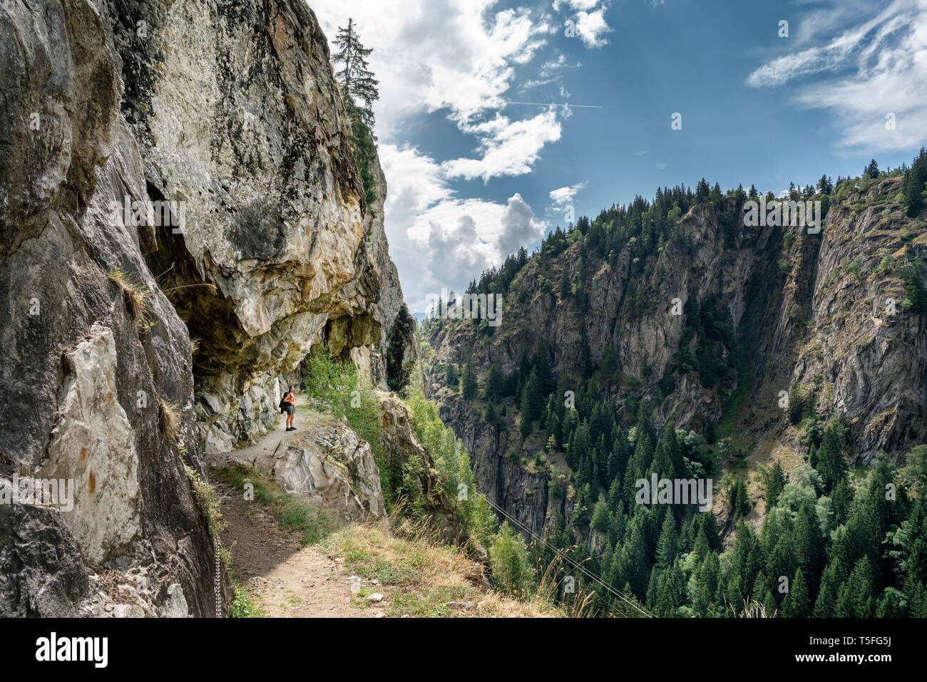 Suisse, Valais, femme en randonnée dans les montagnes de l'Massaweg Banque D'Images