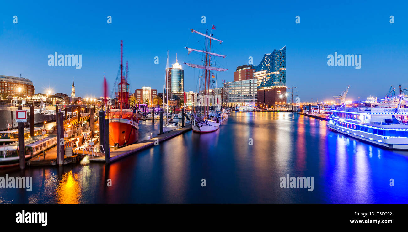Allemagne, Hambourg, HafenCity, Elbe Philharmonic Hall et port de nuit Banque D'Images