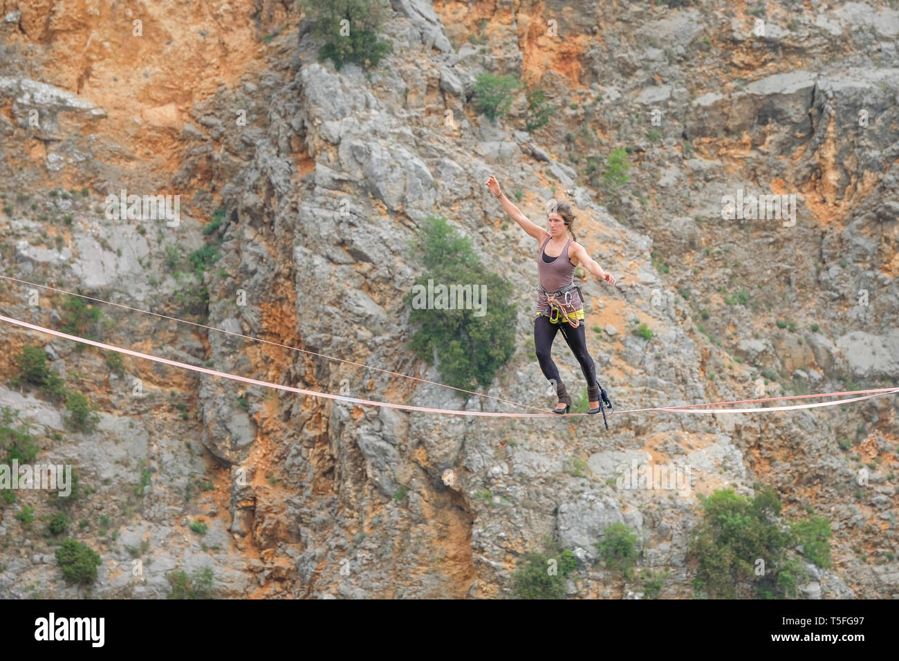 IMOTSKI, CROATIE - Mai 04 : Mimi Guesdon marcher en talons sur le câble aérien au-dessus du lac rouge, Split-dalmatie, Imotski, la Croatie le 04 mai 2018 à Imotski, Croatie. Banque D'Images