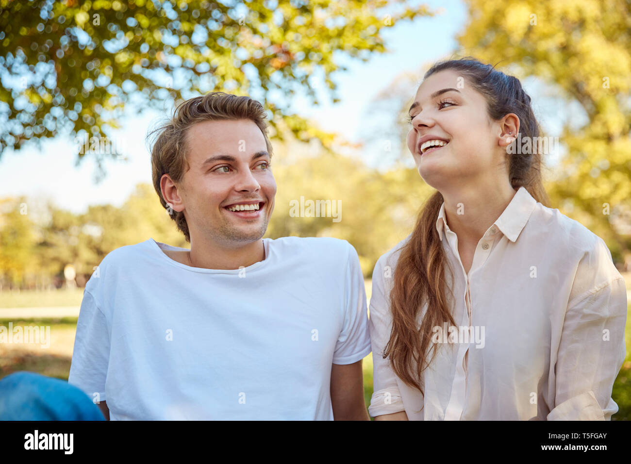Happy young couple dans un parc Banque D'Images