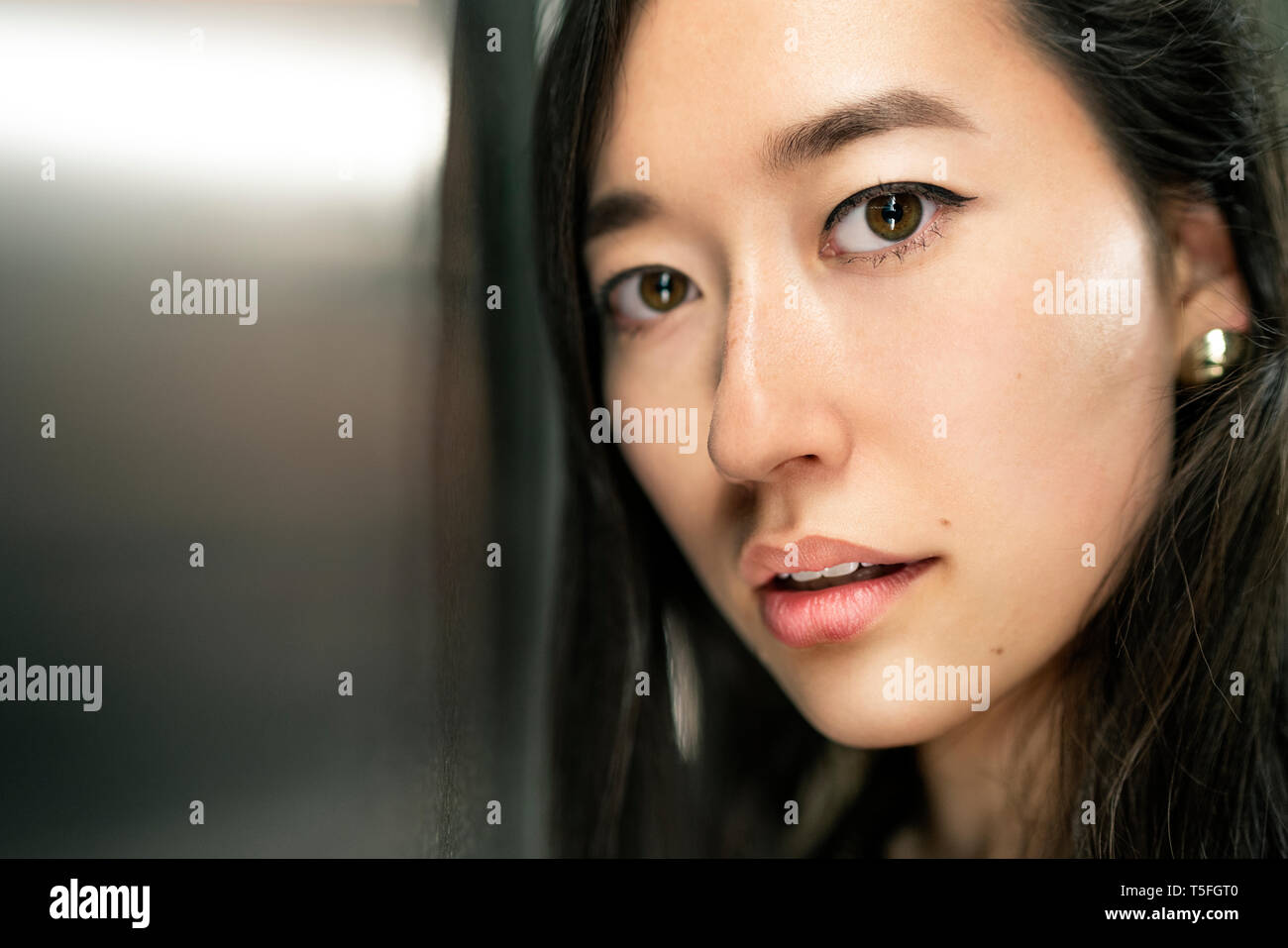 Portrait de jeune femme avec des yeux brun Banque D'Images