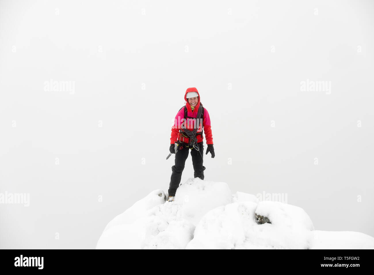Royaume-uni, Ecosse, Glen Spean, femme sur le pic d'un Caorainn Beinn en hiver Banque D'Images