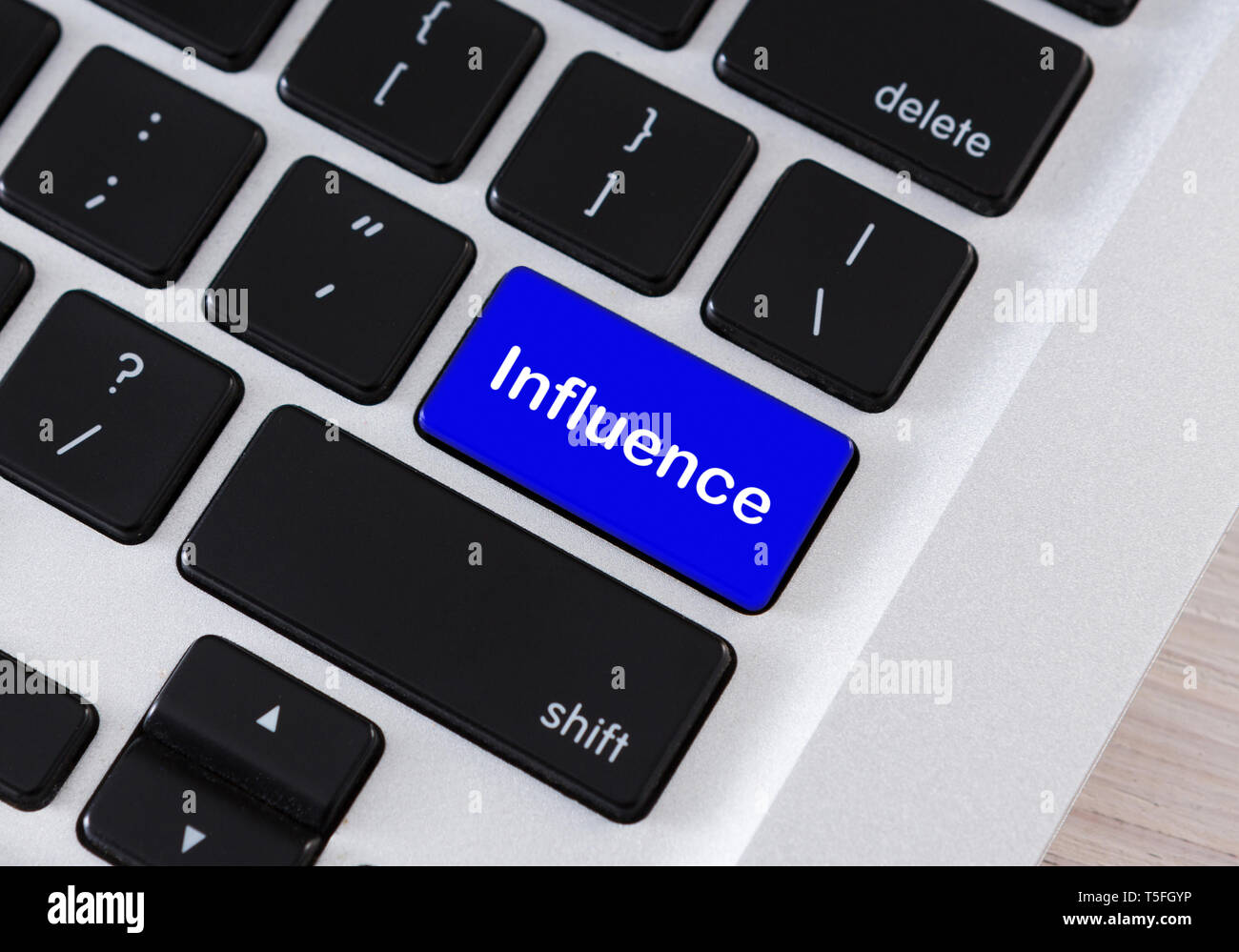 Bouton bleu avec clavier mot Influence, closeup Banque D'Images